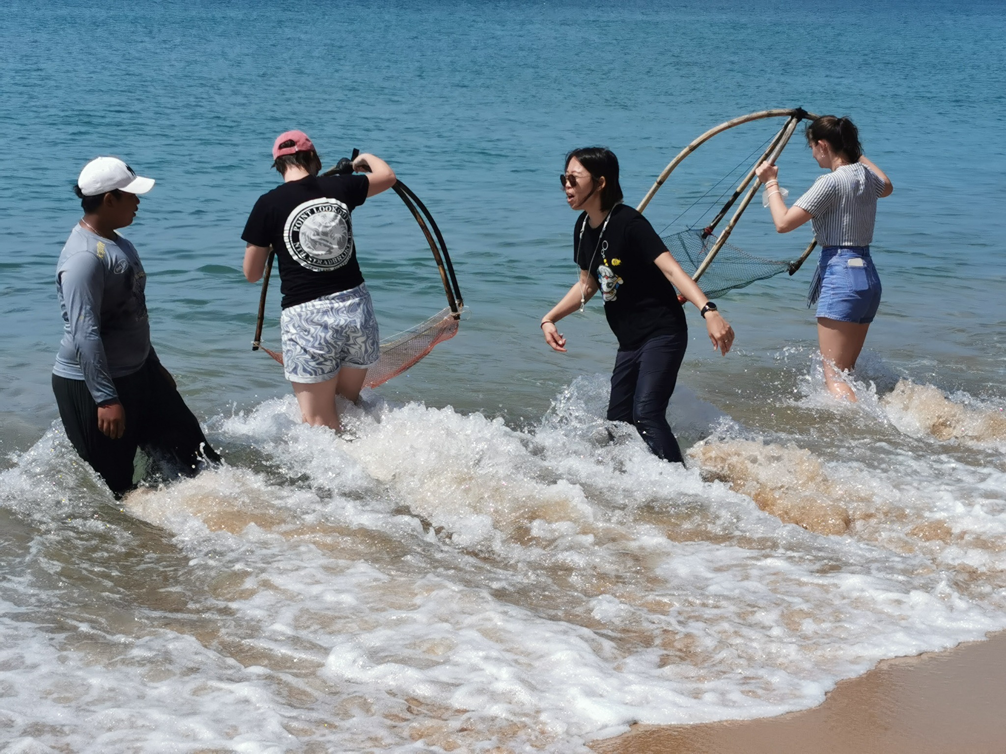 นักท่องเที่ยวเรียนรู้วิถีชายฝั่งที่หาดทรายแก้ว